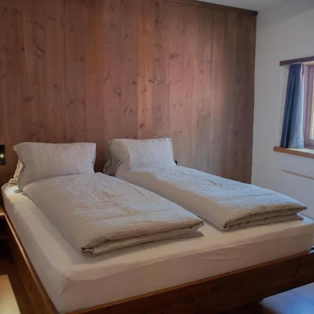 Bed & Breakfast Pensiunina - - *