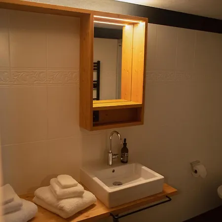 Bed & Breakfast Pensiunina - - *